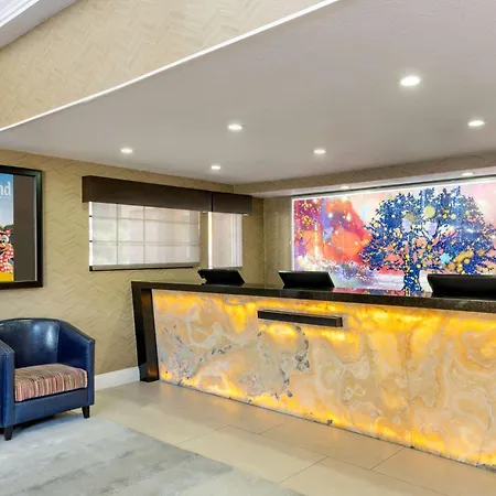 Best Western Plus Raffles Inn&Suites-2