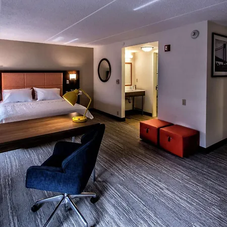 Hampton Inn & Suites Staten Island-2