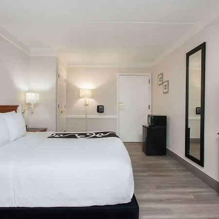 Baymont By Wyndham Fort Myers Central-3