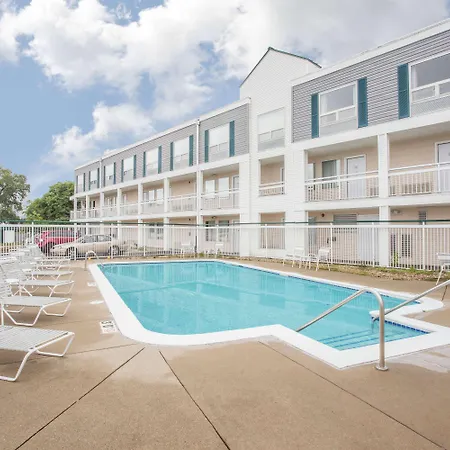Super 8 By Wyndham Madison East-2