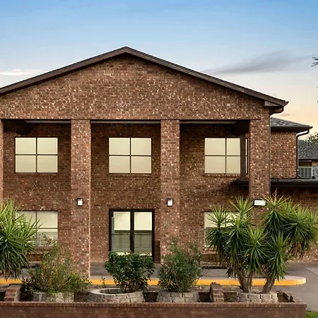 Super 8 By Wyndham Universal City-2