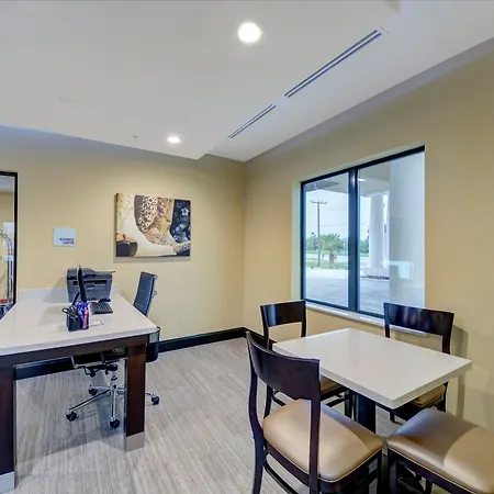 Holiday Inn Express Carrizo Springs-3