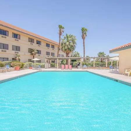 Ramada By Wyndham Barstow-3