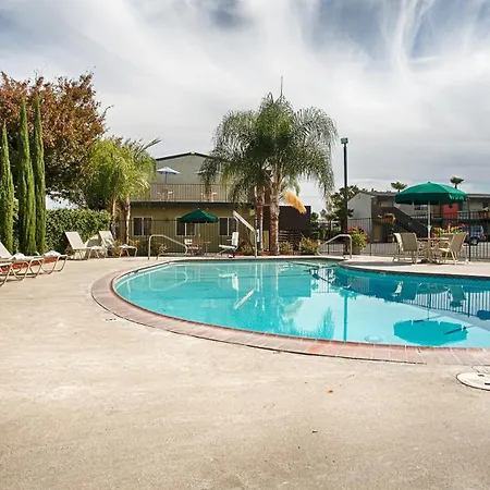 Days Inn & Suites By Wyndham Lodi-3