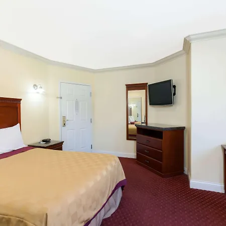 Travelodge By Wyndham Brea-3