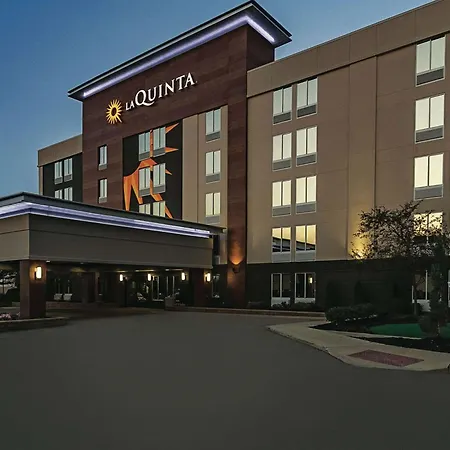 La Quinta Inn & Suites By Wyndham Cleveland Airport West-2