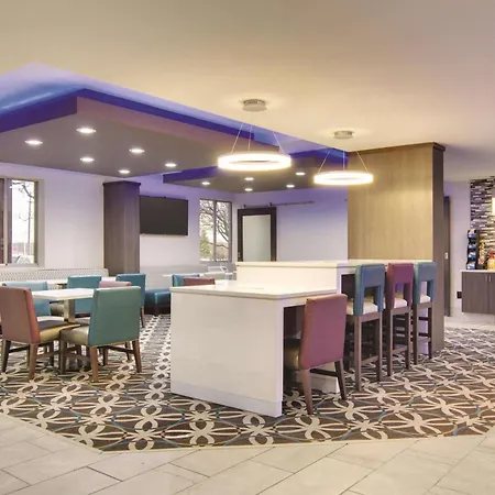 La Quinta Inn & Suites By Wyndham Cleveland Airport West-3