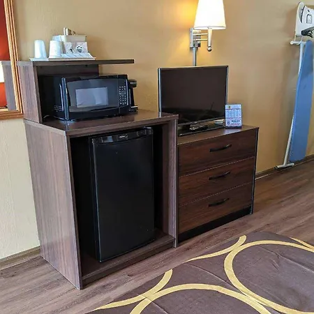 Super 8 By Wyndham Sandusky-3