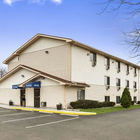 Travelodge By Wyndham Battle Creek-3