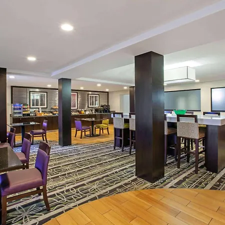La Quinta Inn & Suites By Wyndham Detroit Metro Airport-3