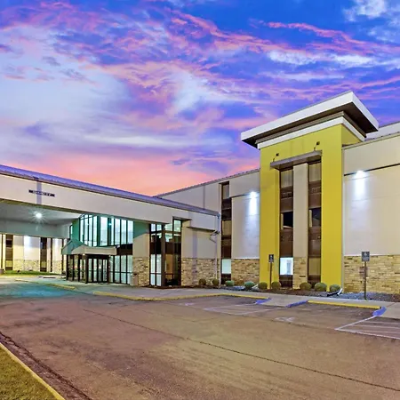 La Quinta Inn & Suites By Wyndham Detroit Metro Airport-3