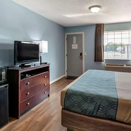 Econo Lodge Inn & Suites Sandusky South-3