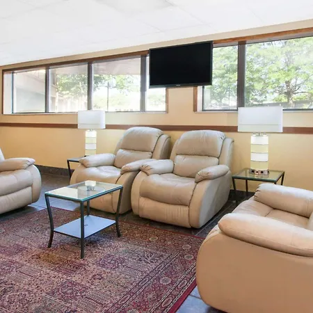Days Inn & Suites By Wyndham Madison Heights Mi-2