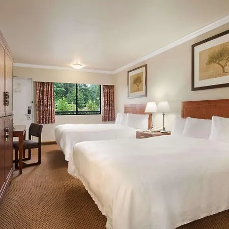 Travelodge By Wyndham Vancouver Lions Gate-2