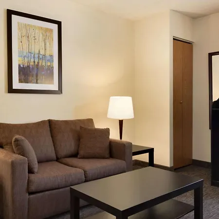 Travelodge By Wyndham Edmonton South-2