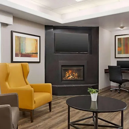 Super 8 By Wyndham Calgary Shawnessy Area-3