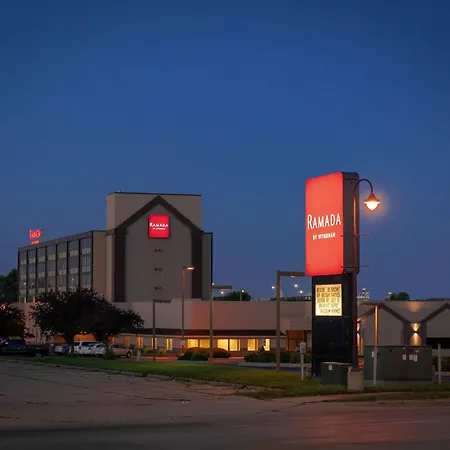 Ramada By Wyndham Cedar Rapids-2