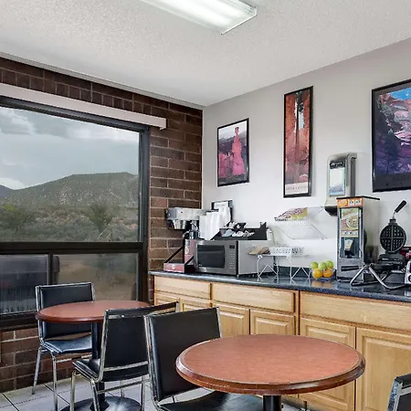 Travelodge By Wyndham Cedar City-3