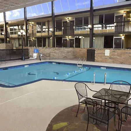 Days Inn By Wyndham Henryetta-3