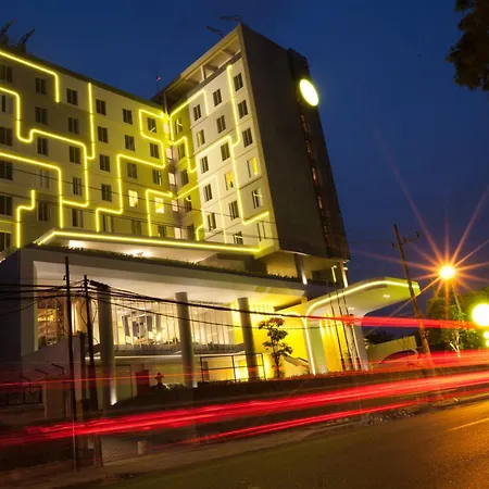 Yello Hotel Jemursari-3