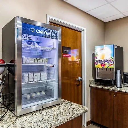 Comfort Inn & Suites Airport-American Way-2