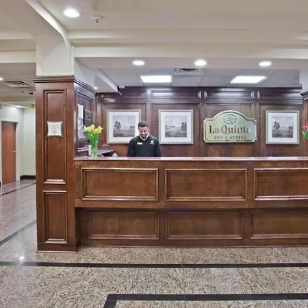 La Quinta Inn & Suites By Wyndham Downtown Conference Center-2