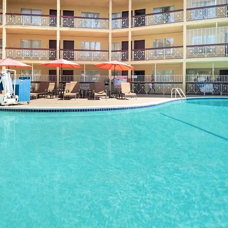 Ramada By Wyndham Burbank Airport-2
