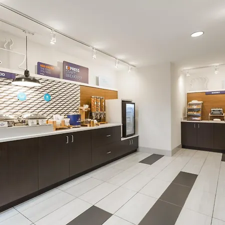 Holiday Inn Express & Suites Wilmington-University Center By Ihg-3