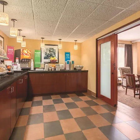 Hampton Inn Des Moines-Airport-2