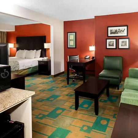 La Quinta By Wyndham Milwaukee Bayshore Area-3
