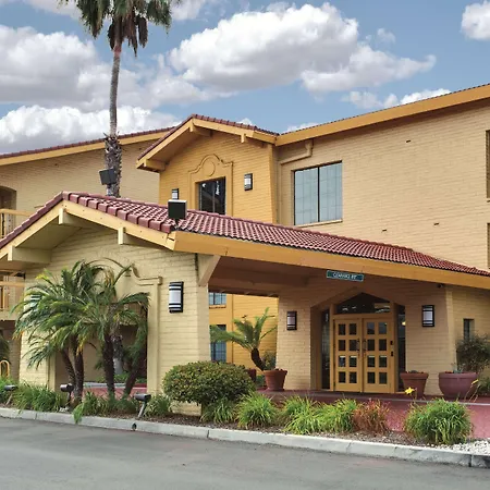 La Quinta Inn & Suites By Wyndham Ventura-2
