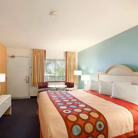 Super 8 By Wyndham Indio-2