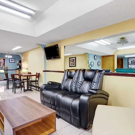Super 8 By Wyndham Forest Park-3