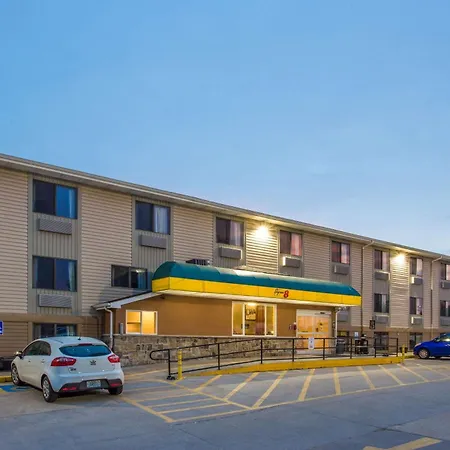 Super 8 By Wyndham Iowa City/Coralville-3