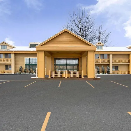 La Quinta Inn By Wyndham Oshkosh-3