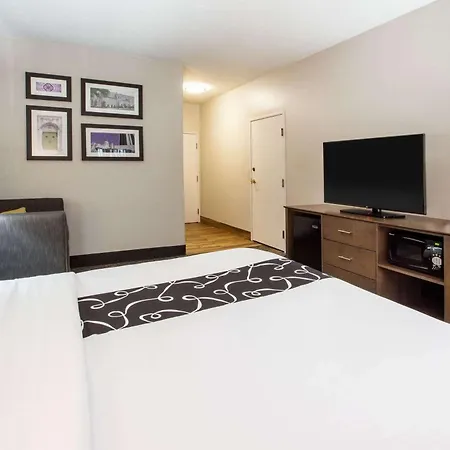 La Quinta Inn And Suites By Wyndham Elkhart-3
