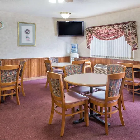 Days Inn & Suites By Wyndham Davenport East-2