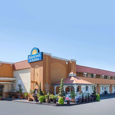 Days Inn & Suites By Wyndham Terre Haute-2