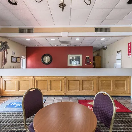Econo Lodge Inn & Suites Orangeburg-2