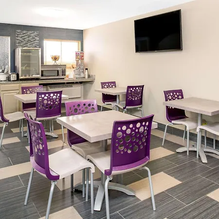 Days Inn By Wyndham Carthage-3