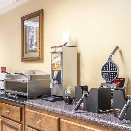 Clarion Inn & Suites University Center-3