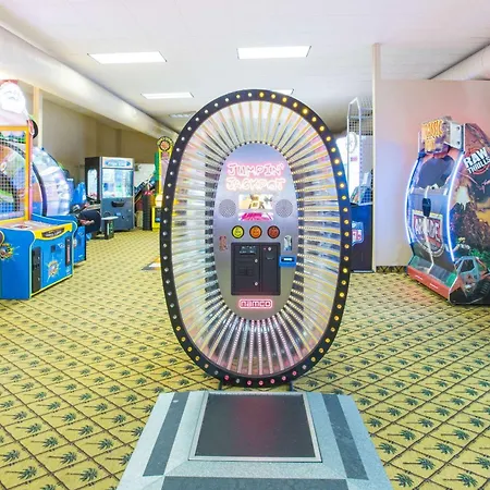 Ramada By Wyndham Des Moines Tropics Resort & Conference Ctr-3