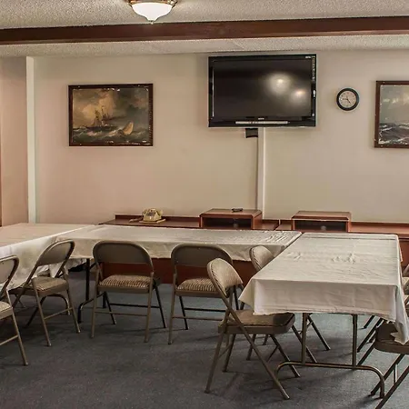Econo Lodge Inn & Suites-3