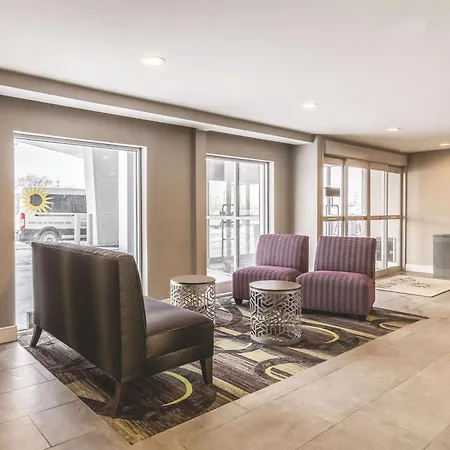 La Quinta Inn & Suites By Wyndham Cleveland - Airport North-2