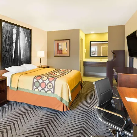 Super 8 By Wyndham Fortuna-2