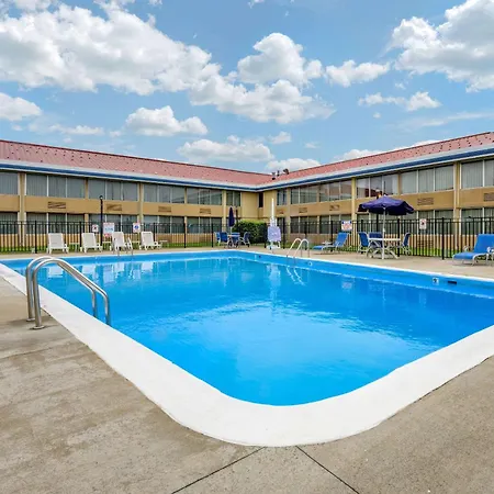 Econo Lodge Inn & Suites Triadelphia - Wheeling-2