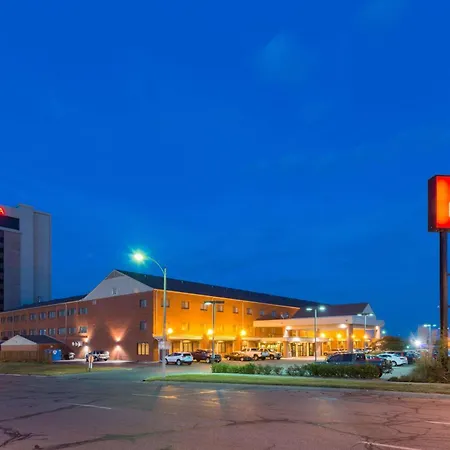 Ramada By Wyndham Topeka Downtown Hotel & Convention Center-3