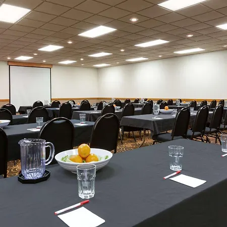 Ramada By Wyndham Bismarck-2