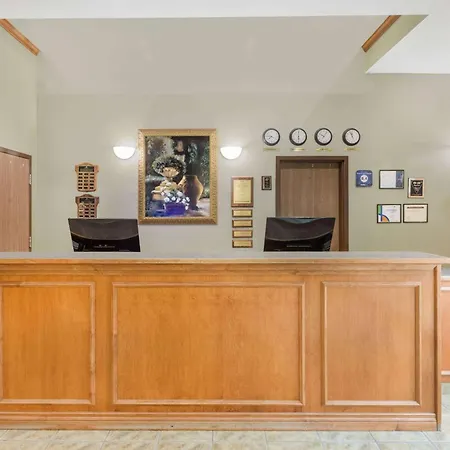 Ramada By Wyndham Clairmont/Grande Prairie-2
