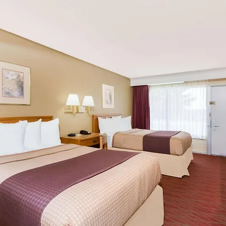 Days Inn By Wyndham Staunton-2